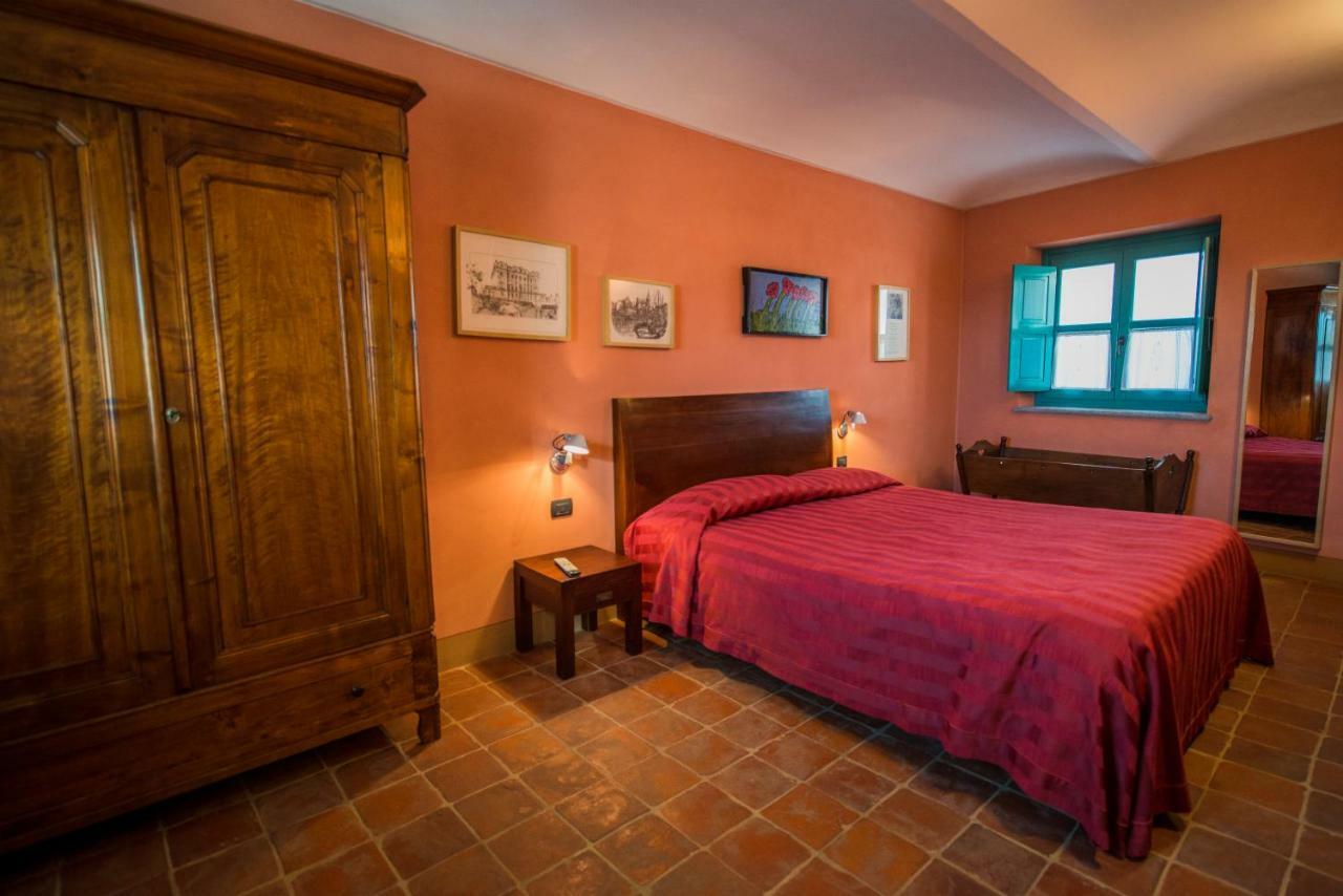 Albergo Ristorante Garibaldi Cisterna dʼAsti Eksteriør billede